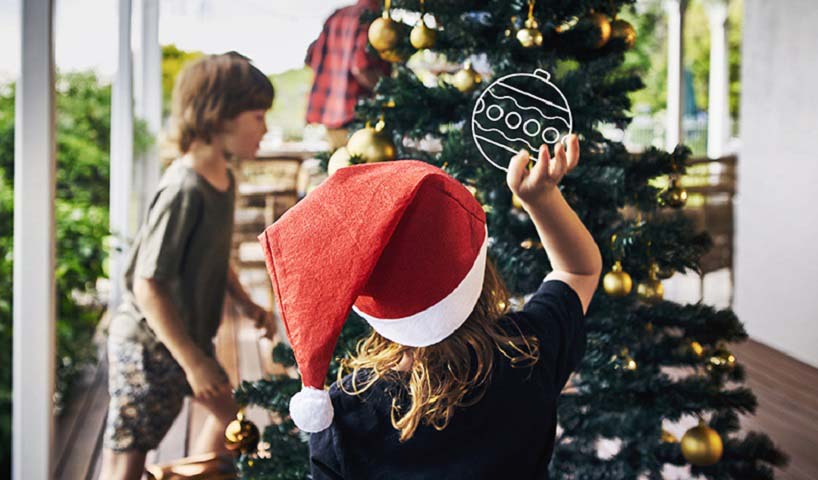 Children decorating the Christmas tree